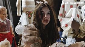 艾米麗雅瓊斯飾演小時候的妹妹在娃娃屋驚嚇受虐。（圖／双喜電影提供）