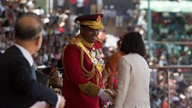 蔡總統出席史國雙慶活動(2)總統蔡英文在史瓦濟蘭時間19日出席史瓦濟蘭雙慶活動，她與史王恩史瓦帝三世握手致意。（總統府提供）中央社記者葉素萍傳真 107年4月20日