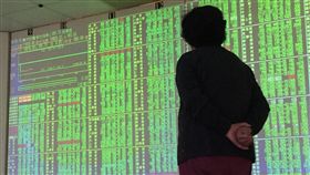 16:9
美中貿易戰開打　台股重挫（2）美中貿易大戰開打，拖累台股早盤重挫逾200點，台北外匯市場新台幣兌美元匯率23日以29.240元開盤，貶8.7分，盤勢一片綠油油。中央社記者董俊志攝　107年3月23日