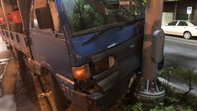 16:9
小貨車 自撞 車禍 安全島
高雄菜販閃車衝上安全島　駕駛無礙商品碎成豆腐渣
圖／翻攝畫面