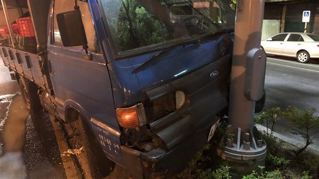 菜販閃車衝上安全島　商品碎成豆腐渣