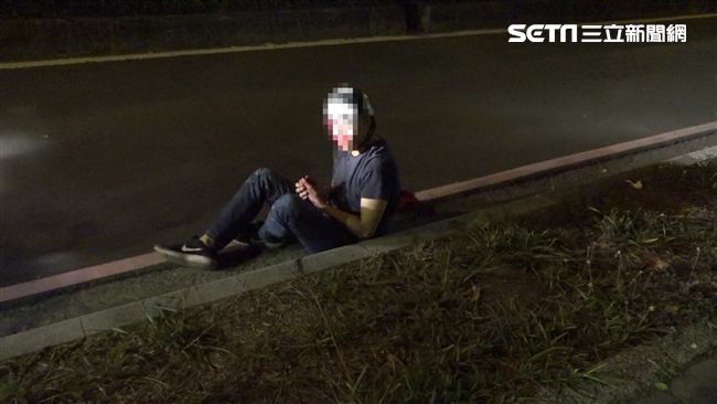 騎士驚悚自摔滑行　背部重傷削一層皮