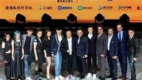 漫威10周年，復仇者聯盟上海宣傳造勢，陳奕迅取代「鋼鐵人」小勞勃道尼站在中間。(合成圖/翻攝自微博)