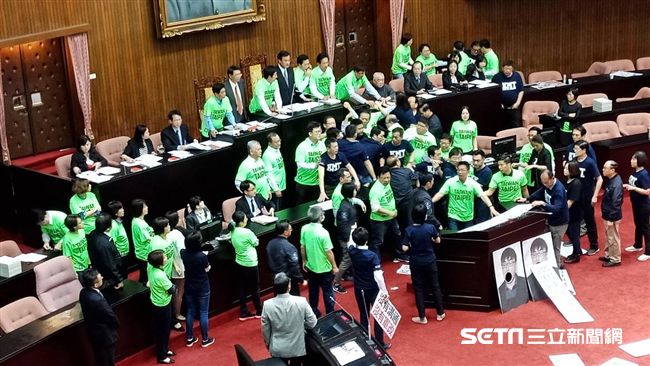 表決通過綠「僅限」案　軍改順利付委