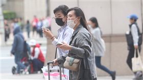 北部懸浮微粒濃度稍高　外出應戴口罩受擴散條件不佳影響，中南部地區16日空氣明顯不佳，北部地區也因沙塵影響，懸浮微粒濃度稍高，提醒民眾應留意，若有必要外出應配戴口罩。中央社記者吳家昇攝　107年4月16日