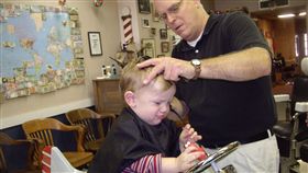 強剃男童光頭　英理髮師遭判入獄8月
英國,魯頓,理髮師,剃光頭,傷害罪,羞辱,薙髮
https://flic.kr/p/5txL9v
（圖／攝影者Gramody, Flickr CC License）