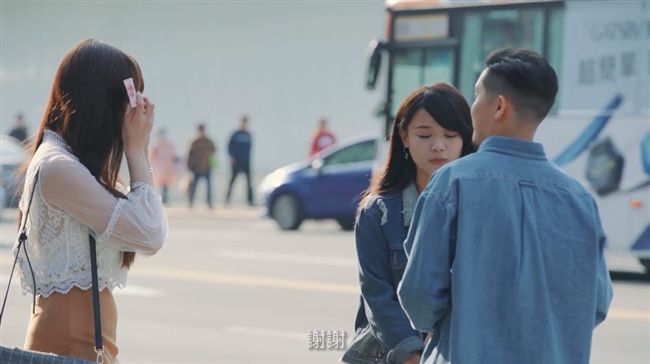 窄裙正妹搭訕借錢　男掏錢女友森77