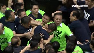 軍人年改拚一讀　藍綠立委「全武行」