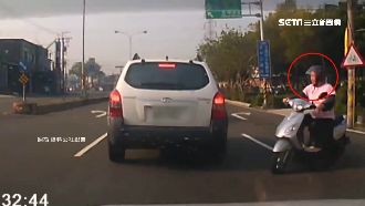 橫跨車陣看錯邊　60歲嬤瞬間被撞翻