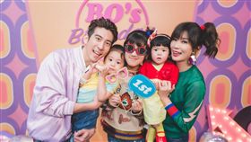 賈靜雯，修杰楷，女兒咘咘、Bo妞、梧桐妹。（翻攝自微博）