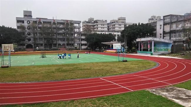 操場玩棒球遭推擠　小六男童當場骨折