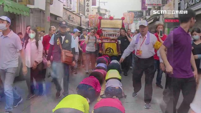 女推老父鑽鑾轎　大甲媽這舉動超感人