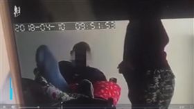 大陸遼寧省一名77歲中風老人慘遭看護掌摑57次。（圖／翻攝自《澎湃新聞》）