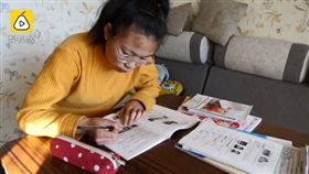 大陸黑龍江一名就讀中學三年級的學生張欣宇，考試都前3名，獎狀多到能擺滿桌，但她的繼父不打算栽培她升學，反倒說「有錢要供兒子讀書，供她讀書沒有用」。張欣宇則強忍著淚水地說，「不管用什麼方法，我肯定會繼續唸書！」（圖／翻攝自梨視頻）