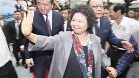 完成交接　陳菊告別高雄市府卸任高雄市長陳菊（前中）即將接任總統府秘書長，20日在高雄市政府與代理市長許立明（前左）完成交接，離開會場時，陳菊沿途向與會人士揮手道別。中央社記者董俊志攝　107年4月20日