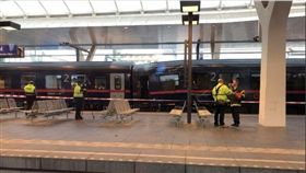 奧地利警方表示，兩列載客火車今日清晨在奧地利薩爾斯堡（Salzburg）中央車站發生撞擊事故，當時這兩列火車正在進行車廂連結作業，有將近40人受到輕傷。（圖／翻攝自推特）