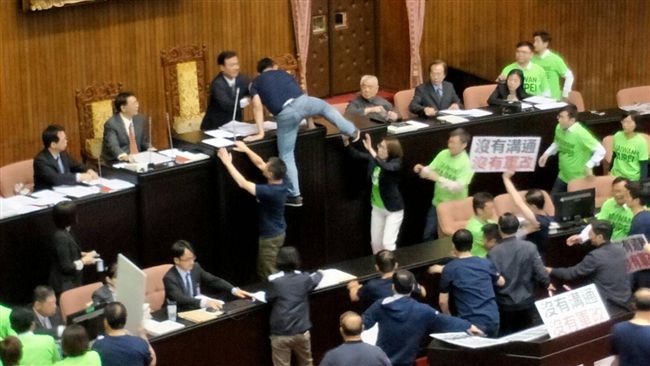 藍委控動手推人　蘇嘉全稱：本能防衛