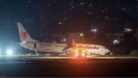 一架載著139人的馬來西亞客機，昨晚在尼泊爾首都加德滿都（Kathmandu）機場發現異常狀況後放棄起飛，結果滑出跑道困在泥濘中，當局表示今日機場關閉。（圖／翻攝自推特）