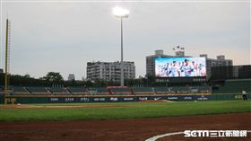 ▲中信兄弟作客新莊球場，外野象迷偏少。（圖／記者蕭保祥攝）