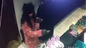 年近50的大叔扮女裝潛入澡堂偷窺女裸體。（圖／翻攝現代快報）