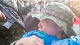 「媽媽好想你！」單親女官行軍10天　返營見到稚兒後淚崩