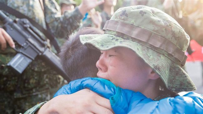 單親女官行軍11天　返營見到兒淚崩
