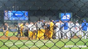 ▲中信兄弟與富邦悍將在新莊球場板凳淨空。（圖／記者蕭保祥攝）