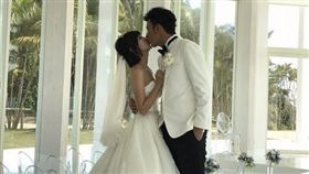 香蕉哥哥和草莓姐姐婚後首曝婚紗照。(圖/翻攝自香蕉哥哥臉書)