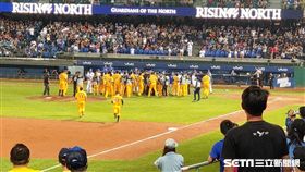 ▲中信兄弟與富邦悍將新莊比賽2度板凳淨空。（圖／記者王怡翔攝）