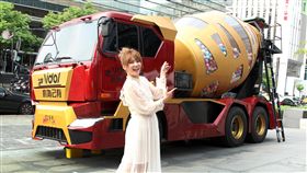 解婕翎挑戰大型扭蛋水泥車。（圖／三立）