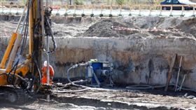 德國拆彈專家今日進行拆除一枚重500公斤的二戰未爆彈工程。（圖／翻攝Times LIVE）