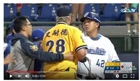 ▲蔣智賢與史耐德因為近身球衝突。（圖／截自網路）