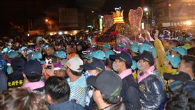 大甲媽進彰化　警力出動防搶轎台中大甲鎮瀾宮媽祖遶境活動歷史悠久，民國72年媽祖鑾轎曾被「請」到八卦山牌樓，自此後每當大甲媽鑾轎進入彰化市民生路地下道時，警方都會加強戒備，以防鑾轎被搶。中央社記者吳哲豪攝  107年4月18日