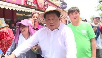 戴斗笠騎重機　顏清標：被開單一定繳