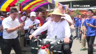 顏清標戴斗笠騎重機　警方竟開罰車主