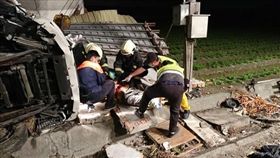 彰化縣田尾鄉小貨車自撞死亡車禍，表兄弟兩人傷重不治。（圖／翻攝畫面）
