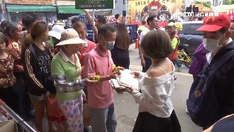 首參與媽祖遶境　維健寶備萬份壓轎金