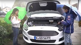 沒有雨刷水怎麼辦？德國環保神童新創意（圖／https://www.youtube.com/watch?v=X5IreuF-tOY）