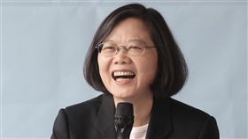 蔡總統出訪　與媒體茶敘笑開懷總統蔡英文出訪專案「同心永固」17日啟動，也是蔡總統上任後首度訪問非洲友邦史瓦濟蘭，共計在當地停留4天3夜。蔡總統20日與隨團媒體記者茶敘時笑容滿面，心情相當不錯。中央社記者吳翊寧史瓦濟蘭攝　107年4月20日