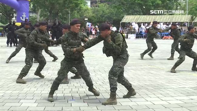 海陸表演耀軍魂　高中儀隊上場耍花槍