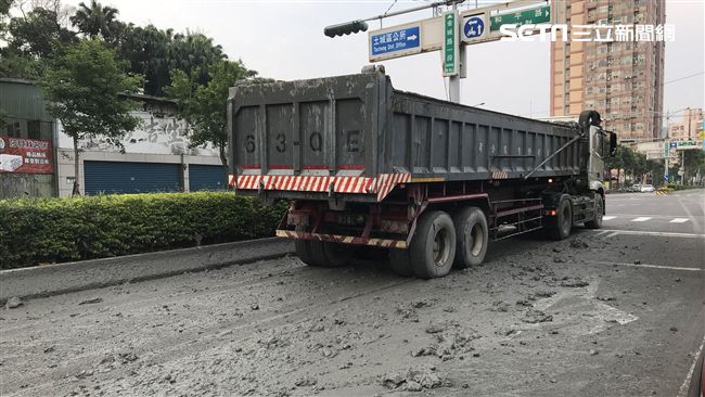 砂石車一路洩滿地！馬路成爛泥巴場