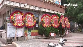 示愛校長？校門口排花圈寫「我要你」