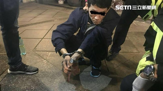 躲警盤查用這招！竟丟「燒肉粽」襲警