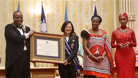 史王頒勳章證書給蔡總統（1）總統蔡英文（左2）訪問非洲友邦史瓦濟蘭，17日（當地時間）赴史國Lozitha王宮，史國國王恩史瓦帝三世（King Mswati Ⅲ）（左）贈勳及勳章證書給蔡總統。中央社記者吳翊寧史瓦濟蘭攝　107年4月18日