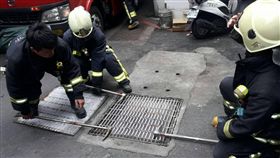 新北板橋大觀路二段174巷進行下水道清淤泥工程時，一度傳出工人被水沖走。（圖／翻攝畫面）