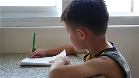 寫作業,暑假,功課,補習,小朋友,小學生,上學,寫字（圖／Pixabay）