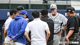 中信兄弟總教練史耐德富邦悍將總教練葉君璋賽前。 （圖／記者林敬旻攝）