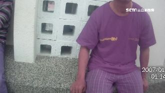 趁校外教學落單　怪叔撫摸學童又親吻