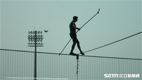 ▲▲義大利走鋼索達人Maurizio Zavatta（莫瑞紀歐）還蒙眼表演。（圖／記者蕭保祥攝）