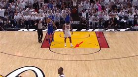 Justise Winslow故意踩壞面具（圖／翻攝自YouTube）